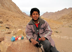Einer von vielen Steine- und Fossilien-Verkäufern beim Abstieg (Foto: Eichner-Ramm) Einer von vielen Steine- und Fossilien-Verkäufern beim Abstieg (Foto: Eichner-Ramm)