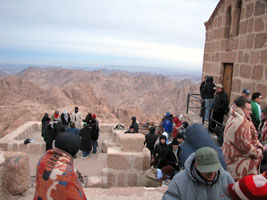 Berg-Pilgerer hüllen sich in Decken, um der Kälte auf 2285 Metern Höhe zu trotzen (Foto: Eichner-Ramm) Berg-Pilgerer hüllen sich in Decken, um der Kälte auf 2285 Metern Höhe zu trotzen (Foto: Eichner-Ramm)