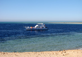 Kristallklares Wasser lockt Wassersportler, die meist mit Booten in den Park kommen (Foto: Eichner-Ramm) Kristallklares Wasser lockt Wassersportler, die meist mit Booten in den Park kommen (Foto: Eichner-Ramm)