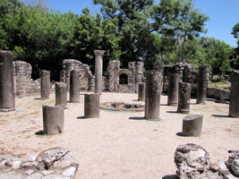 Taufkapelle aus dem frühen 6. Jahrhundert mit Bodenmosaik, welches durch Planen und Kies geschützt ist (Foto: Eichner-Ramm) Taufkapelle aus dem frühen 6. Jahrhundert mit Bodenmosaik, welches durch Planen und Kies geschützt ist (Foto: Eichner-Ramm)