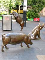 &raquo;Schweinische Kunst&laquo; in der Mall: Bronce-Pigs