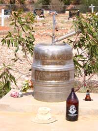 Grab des deutschen Ingenieurs Karl Bratz auf dem Friedhof von Coober Pedy. Sein letzter Wunsch: &raquo;Trinkt einen auf mich&laquo;