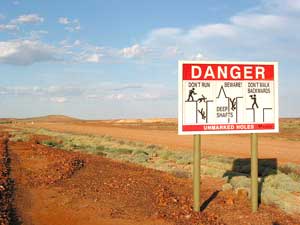 Gro&szlig;e Schilder warnen rund um Coober Pedy vor tiefen Sch&auml;chten