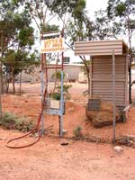 M&uuml;nz-Wassertankstelle in Coober Pedy