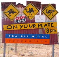 Die Werbetafel des bekannten Prairie Hotel von Parachilna an der Verbindungsstra&szlig;e von Hawker nach Leigh Creek gibt einen Vorgeschmack auf die Gaumenfreuden, die dem Reisenden hier serviert werden