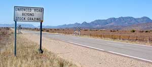 Die gut ausgebaute Verbindungsstra&szlig;e von Hawker nach Leigh Creek f&uuml;hrt westlich des Wilpena Pound entlang