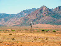 Die Viehfarmen in den Flinders Ranges zapfen mit Hilfe von Windr&auml;dern das Grundwasser an