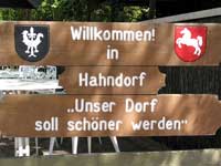 &raquo;Unser Dorf soll sch&ouml;ner werden&laquo;: Schild nicht im gleichnamigen Ortsteil von Goslar im Harz sondern in S&uuml;daustralien