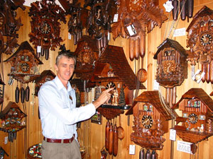 Phil verkauft in Montville Schwarzw&auml;lder Kuckucksuhren