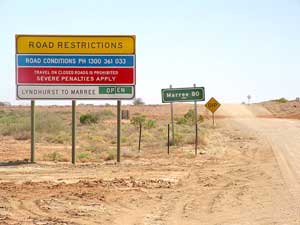 Am Ortsausgang von Lyndhurst weist ein gro&szlig;es Schild auf den Stra&szlig;enzustand hin