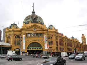 Markantes Geb&auml;ude: Flinders Station am Federation Square