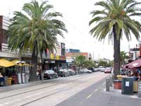 Die Acland Street in St. Kilda wandelt sich abends zum Am&uuml;sierviertel