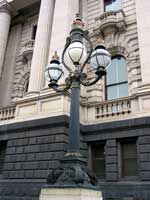 Laterne vor dem Parlamentsgeb&auml;ude