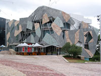 Auff&auml;llige Architektur: Nationale Kunstgalerie am Federation Square