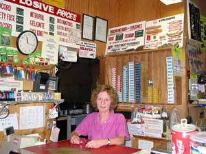 Sprengstoff der verschiedenen Sorten kann man im General Store von Mintabie kaufen. Tafeln &uuml;ber dem Verkaufstresen zeigen Muster und Preise
