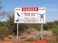 Schilder warnen rund um Mintabie vor Sprengungen und offenen Sch&auml;chten