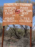 Zeitvertreib in Mintabie: Schild als Zielscheibe f&uuml;r scharfe Sch&uuml;sse