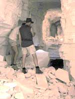 In solchen Stollen wird nach Opalen gesucht