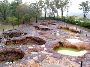 Blick auf die Felsplatte mit den Kraterl&ouml;chern