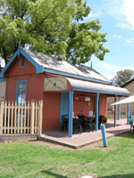 Gem&uuml;tliches Caf&eacute; am Rande des Highway