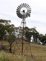 Mit Hilfe von Windr&auml;dern wird das Grundwasser angezapft