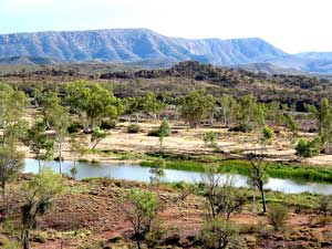 Gr&uuml;nes Rotes Zentrum: Blick auf einen Zufluss des Finke River vom Lookout am Namatjiara Drive