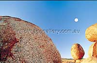 Vollmond &uuml;ber dem Devils Marbles Conservation Reserve (Foto: NTTC&nbsp;/&nbsp;Barry Skipsey)