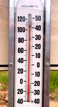 Das von einem &raquo;Hut&laquo; beschattete Thermometer am Carpark des Kings Canyon zeigt 42 Grad