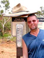Das von einem &raquo;Hut&laquo; beschattete Thermometer am Carpark des Kings Canyon zeigt 42 Grad
