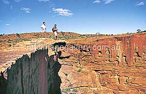 Auf dem Kings Canyon Track am Rand der Schlucht bieten sich tolle Ausblicke (Foto: NTTC&nbsp;/&nbsp;Bernard Rosa)