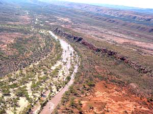 Blick aus dem Hubschrauber auf den Finke River und die H&ouml;henz&uuml;ge der West MacDonnell Ranges