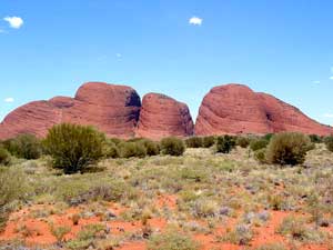 Rote K&ouml;pfe vor blauem Himmel: die Kata Tjuta bieten tolle Fotomotive
