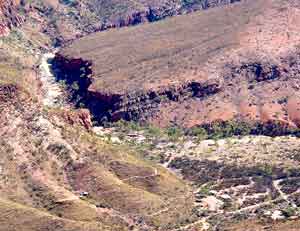 Blick aus dem Hubschrauber auf die Ormiston Gorge