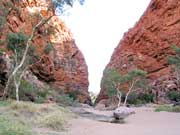 Wie ein Trichter verengen sich die roten Felsw&auml;nde der Simpsons Gap