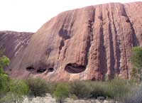 H&ouml;hlen und Furchen am Uluru