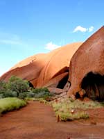 Der Mala Walk f&uuml;hrt am Fu&szlig; des Uluru entlang