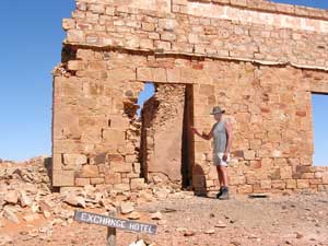 Geisterstadt Farina: Eingang des verfallenen &raquo;Exchange-Hotels&laquo;