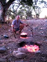 Das Lagerfeuer wird zur Kochstelle