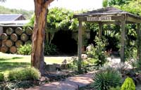 Einige Weing&uuml;ter in den Southern Forests bieten Verkauf direkt ab Erzeuger an. Das Bild zeigt eine Winery bei Peerabeelup am Donelly River