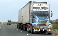 Roadtrains auf dem Stuart Highway