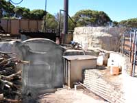 Auf einfachste Art und Weise wird das &Ouml;l der Eukalypten gewonnen