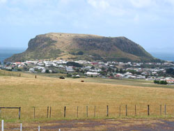 Stanley liegt zu F&uuml;&szlig;en von The Nut