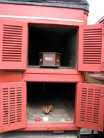 Im Railway Museum wird erkl&auml;rt, was wo im Wagon hingeh&ouml;rt: S&auml;rge oben, Haustiere unten...