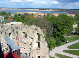 Blick von der Weißen Dame, dem einzig erhaltenen Wachturm der Burg von Haapsalu (Foto: Eichner-Ramm) Blick von der Weißen Dame, dem einzig erhaltenen Wachturm der Burg von Haapsalu (Foto: Eichner-Ramm)