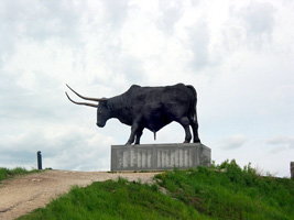 Das weithin sichtbare Stier-Denkmal ist Wahrzeichen von Rakvere (Foto: Eichner-Ramm) Das weithin sichtbare Stier-Denkmal ist Wahrzeichen von Rakvere (Foto: Eichner-Ramm)