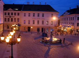 Rathausplatz bei Nacht (Foto: Eichner-Ramm) Rathausplatz bei Nacht (Foto: Eichner-Ramm)