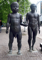 Bronzeskulptur „Vater und Sohn“ des Bildhauers Ülo Õuna (Foto: Eichner-Ramm) Bronzeskulptur „Vater und Sohn“ des Bildhauers Ülo Õuna (Foto: Eichner-Ramm)