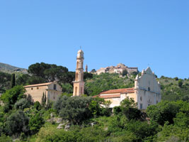Dörfer »kleben« an den Hängen (Foto: Eichner-Ramm) Dörfer »kleben« an den Hängen (Foto: Eichner-Ramm)