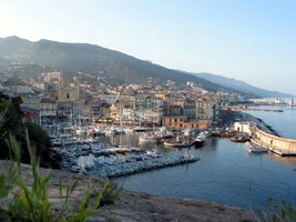 Blick auf die Altstadt mit Altem und Neuem Hafen (Foto: Eichner-Ramm) Blick auf die Altstadt mit Altem und Neuem Hafen (Foto: Eichner-Ramm)