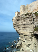 Die Bauten der Oberstadt reichen bis nah an der Steilküste heran (Foto: Eichner-Ramm) Die Bauten der Oberstadt reichen bis nah an der Steilküste heran (Foto: Eichner-Ramm)